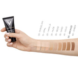 Vichy Dermablend Foundation Opal 15 in hand, vloeibare make-up met een lichte textuur voor egale huid.