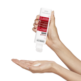 Vichy Dercos Energie shampoo in handen, 400 ml fles met wit en blauw ontwerp, geschikt voor energiek haarverzorging.