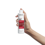 Vichy Dercos Energie shampoo in handen, 400 ml fles met heldere verpakking en Vichy branding.